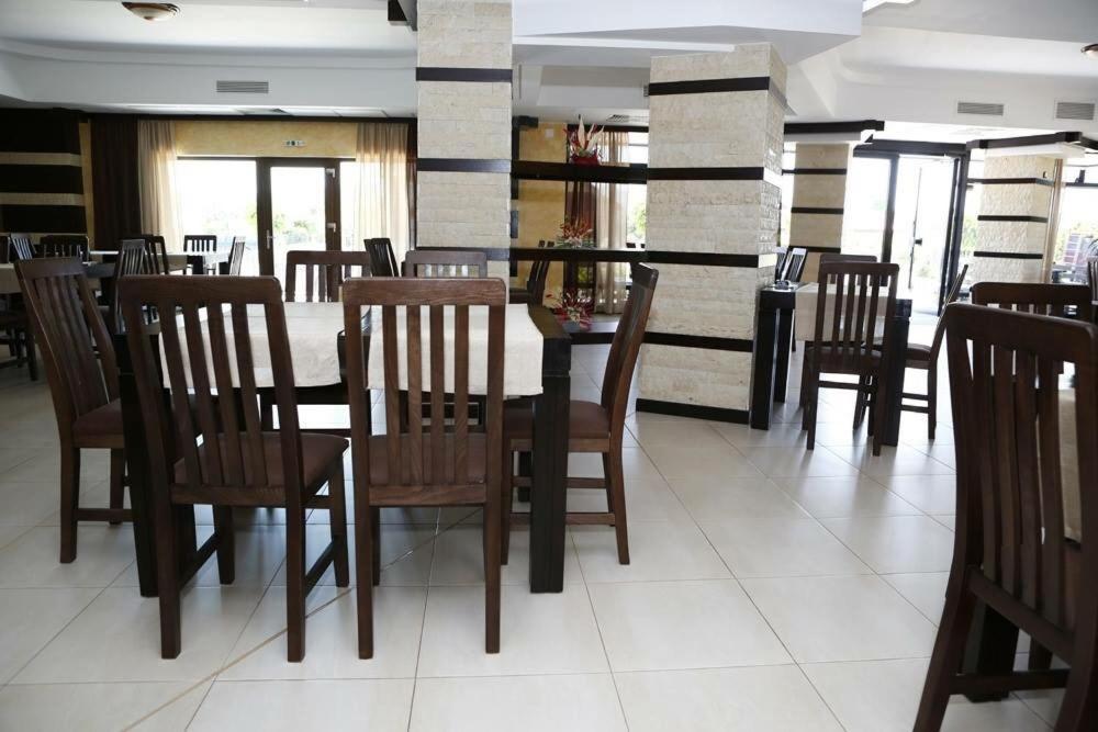 Hotel Crystal Palace Râmnicu Vâlcea Zewnętrze zdjęcie