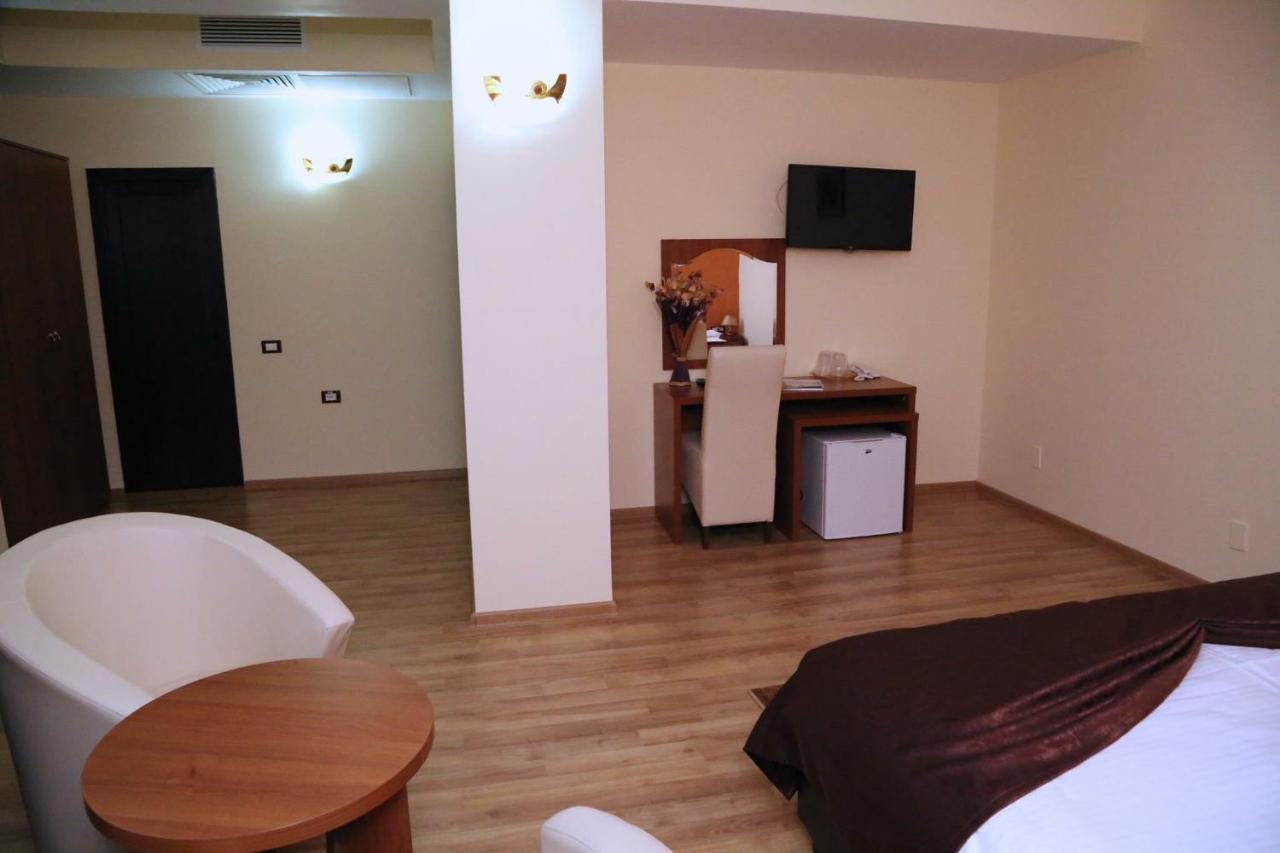 Hotel Crystal Palace Râmnicu Vâlcea Zewnętrze zdjęcie