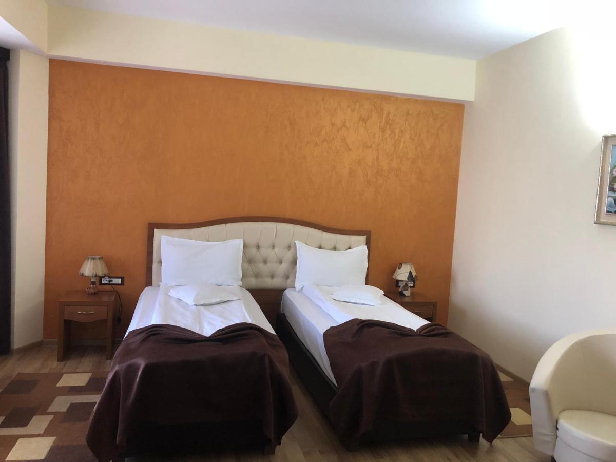 Hotel Crystal Palace Râmnicu Vâlcea Zewnętrze zdjęcie