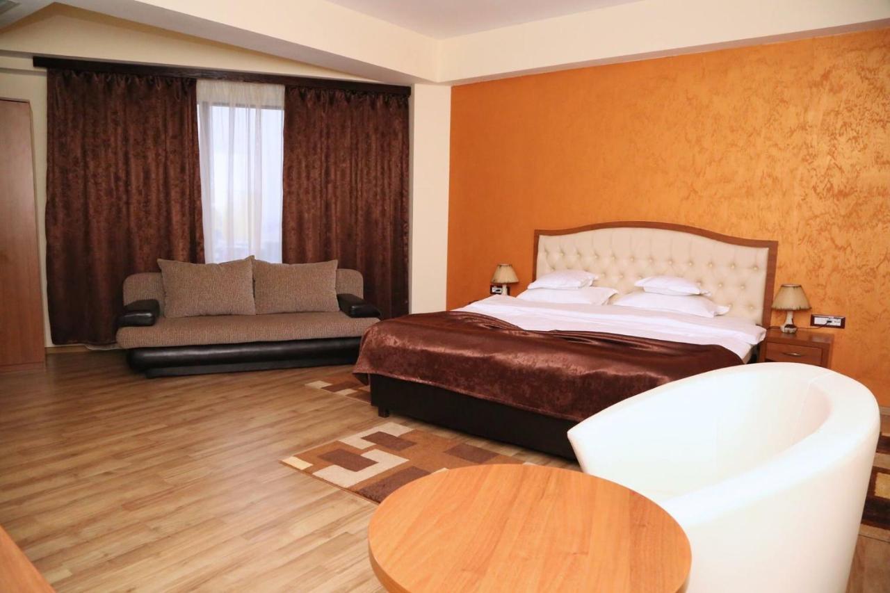 Hotel Crystal Palace Râmnicu Vâlcea Zewnętrze zdjęcie