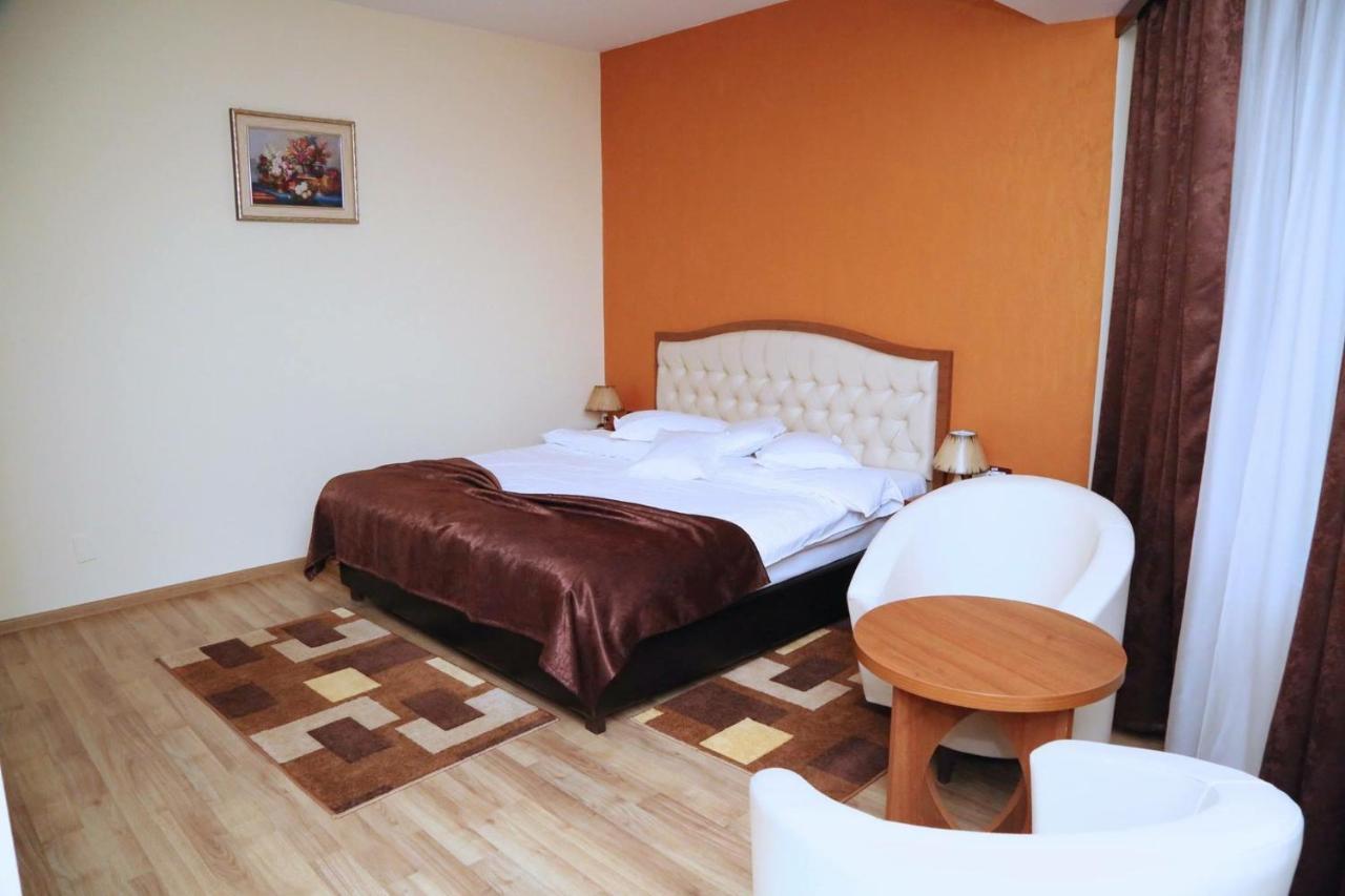Hotel Crystal Palace Râmnicu Vâlcea Zewnętrze zdjęcie